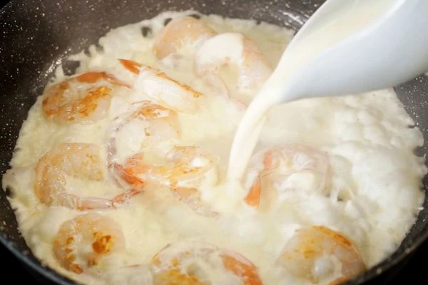 Влить сливки, добавить сыр и мускатный орех. Прогреть на умеренном огне в течение 3 минут. 
