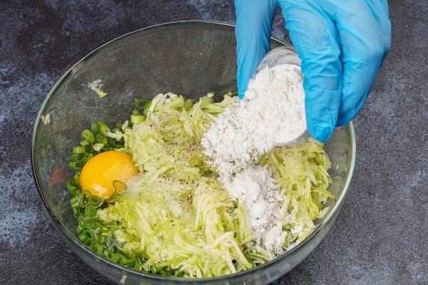 Добавить яйцо, муку, соль, перец, хорошо перемешать.