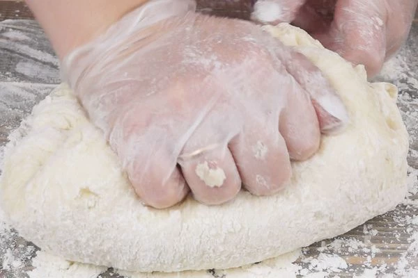 Добавить муку и замесить тесто, оно должно получится мягким.