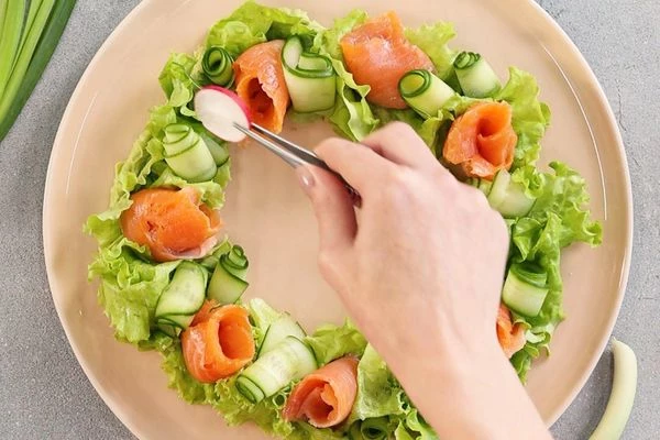 Затем распределить редис и крутоны.