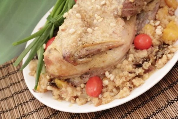 Готовую цесарку подать с овощами на тарелке с гарниром из фруктового кус куса.