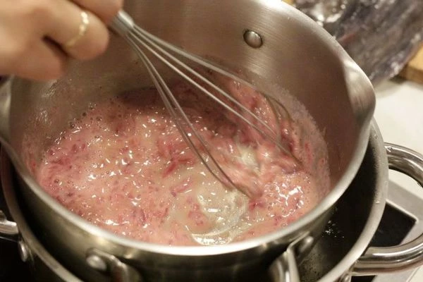 В конце заправить процеженным лимонным соком (по желанию) и посыпать зеленью петрушки. Подать теплым.