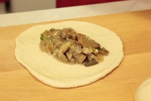 В центр положить начинку. 