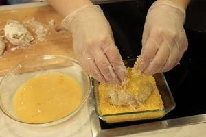 Приготовить панировочную смесь: 1 тарелка мука,соль,перец черный.    2 тарелка смешать яйцо, молоко и натертый на мелкой терке сыр. 3 тарелка панировка темпурная.