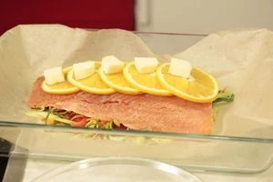  На рыбу - кружочки апельсина и кусочки оставшегося сливочного масла.