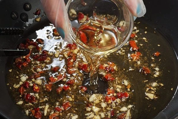 Добавить сахар, соль, уксус рисовый. Прогреть 1-2 минуты.