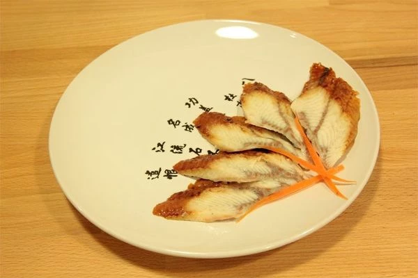 Капусту, не разбирая на листья, нарезать крупными прямоугольниками