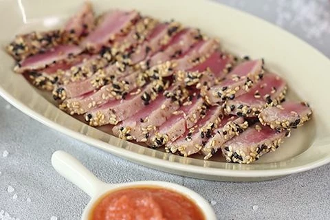 Тунец в кунжутной панировке с имбирным соусом