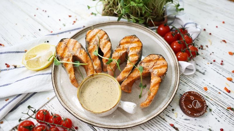 Стейки кижуча на гриле с ореховым соусом