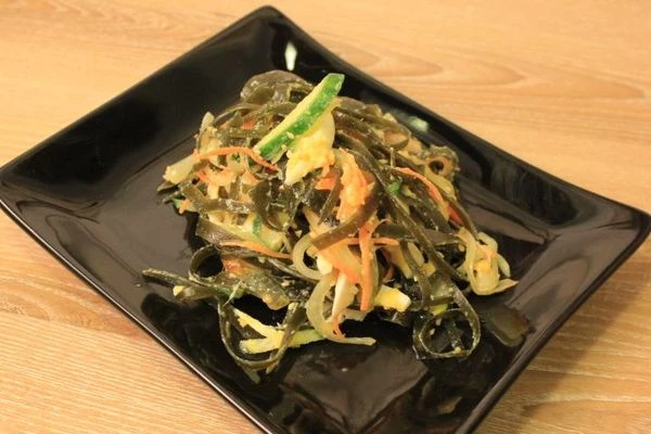 Смешать все в салатнике, заправить маслом, кунжутом и мелко порубленным чесноком.