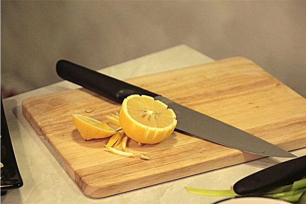 Перемешайте все вместе и аккуратно положите горкой на плоскую японскую тарелку. Посыпьте кунжутными семечками.