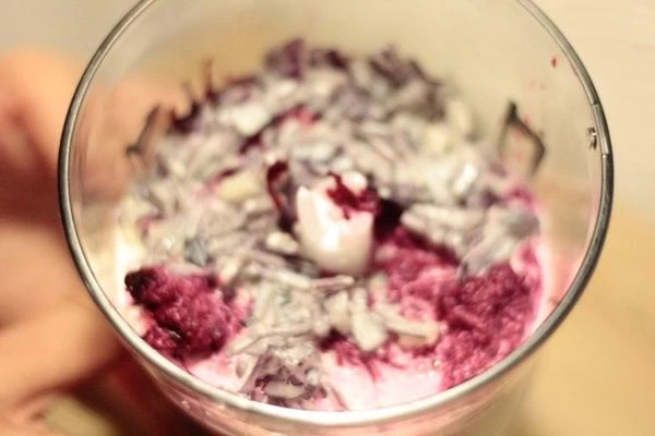 Приготовить суфле из свеклы:    Желатин развести в сливках, довести до кипения, но не кипятить.