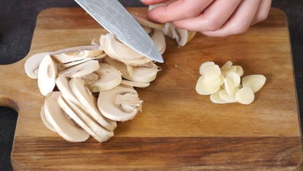 Чеснок нарезать слайсами. Шампиньоны нарезать слайсами. 