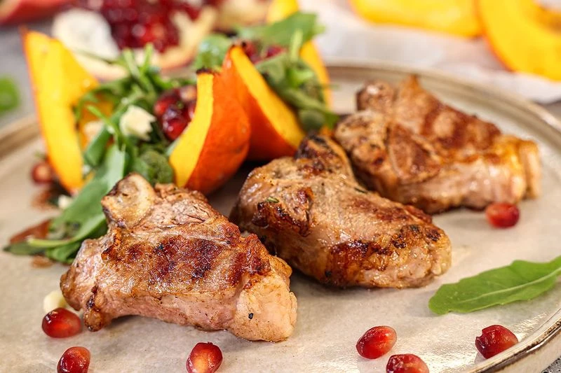 Седло фермерского ягненка на гриле с печеной тыквой