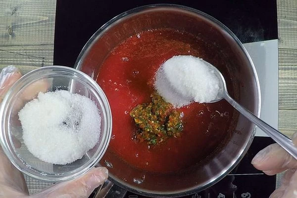  Затем добавить соль, сахар, специи, перечно-чесночную пасту. Варить еще 10 минут. 