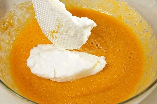 Пену из белков осторожно ввести в тыквенную массу.