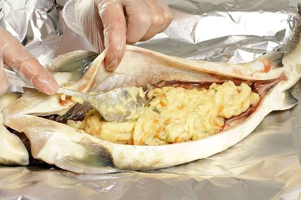  Картофельное пюре с овощами сформировать в виде колбаски и выложить в брюшко