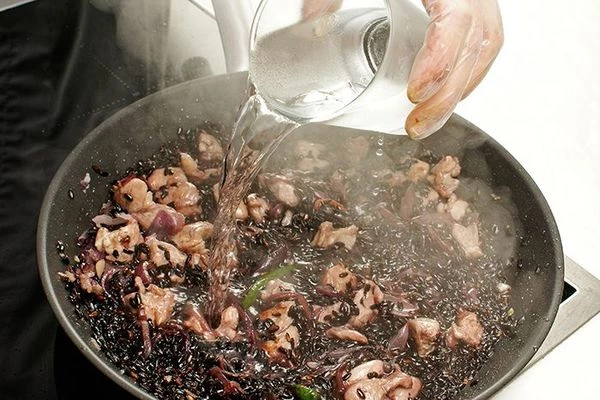 Добавить воду, чтобы рис закрыло на 1/2. Закрыть крышку. Готовить не мешая.