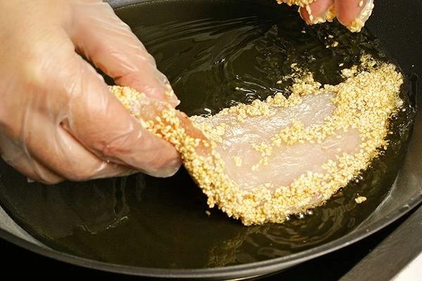 Обжарить на разогретой с оливковым маслом сковороде с двух сторон до готовности рыбы.