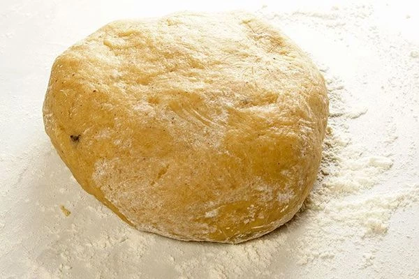 Замесить пластичное тесто. Чем дольше и активнее перемешивать тесто, тем более воздушными будут пряники.