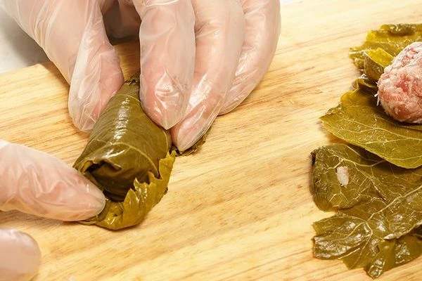 Завернуть в виде рулетиков, заворачивая края внутрь.