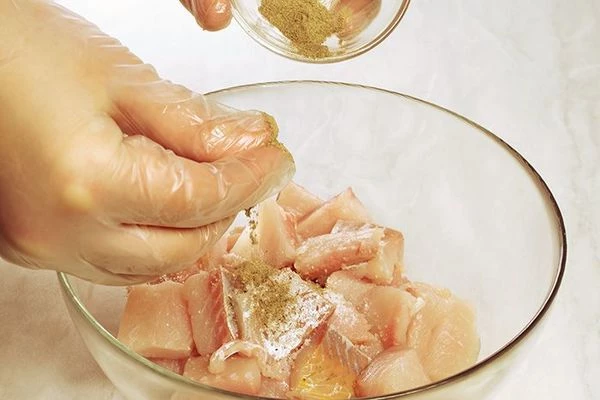 Переложить в миску, посолить, добавить лимонный сок. Поперчить по вкусу