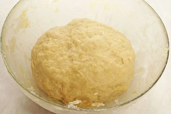 Накрыть тесто пищевой пленкой и оставить на 60 минут в теплом месте для подъёма.