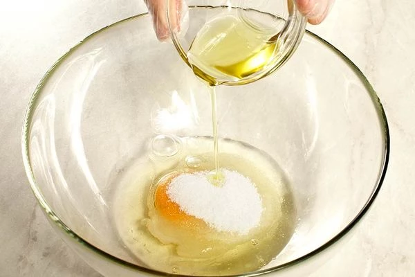 Затем влить масло растительное, хорошо размешать.