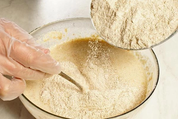 Всыпать оставшуюся муку и хорошо перемешать.