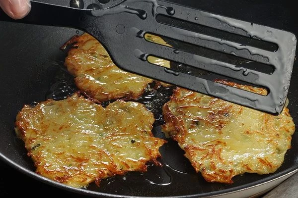 Обжарить драники на разогретой с оливковым маслом сковороде с двух сторон до готовности.