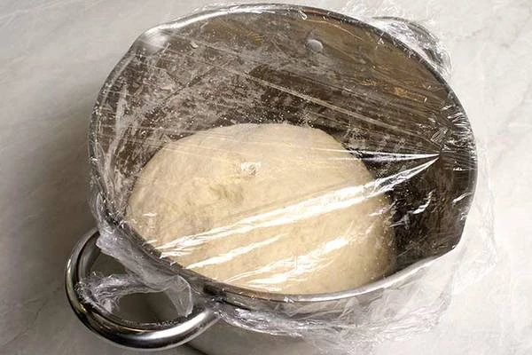 Накрыть пленкой и оставить еще на 30-40 минут в теплом месте, периодически  перемешивая.