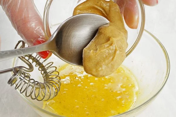 Приготовить домашний соус для бургера: для этого хорошо взбить перепелиные яйца с солью, перцем и горчицей.