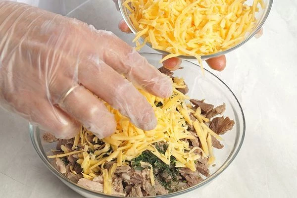 Приготовить начинку для кесадильи : смешать индейку, мелко нарезанную зелень и сыр.