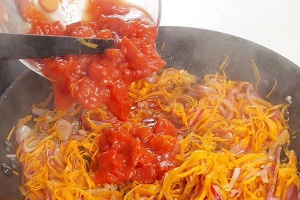 Затем добавить нарезанные томаты, потушить 2-3 минуты.