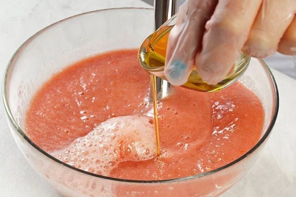 Добавить оливковое масло, заправить по вкусу винным уксусом, солью и перцем.