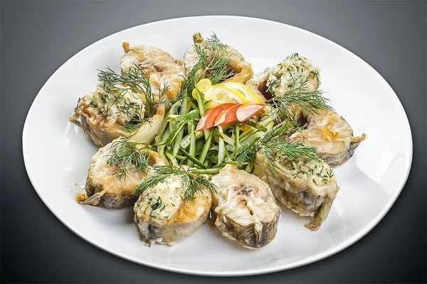 Подавать готовую навагу с соусом из фенхеля и свежими овощами.