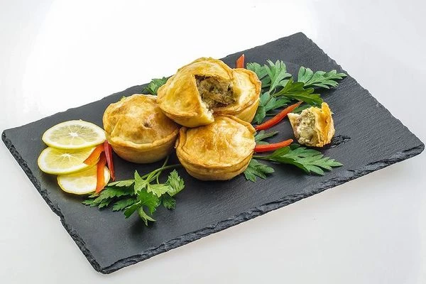 Поставить наши мини-пирожки в разогретую до 180С духовку на 30 минут.