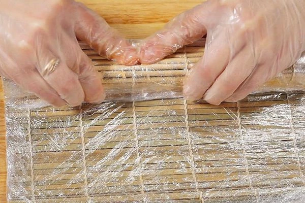 Ковриком придать нашему роллу квадратную форму.