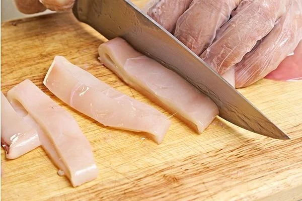 Если кальмар нужен для жарки кольцами или для фарширования, то сначала у тушки удалите внутренности и хитиновую пластину, вывернув  наизнанку, аккуратно, чтобы не повредить. Затем залейте кипятком на 1-2 минуты, промойте. Нарежьте кольцами нужной толщины или наполните тушку фаршем.