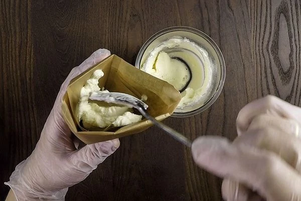 Переложить крем в конвертик. 