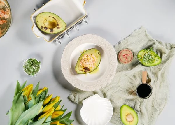 В запеченное авокадо выложить начинку. Полить оливковым маслом. 