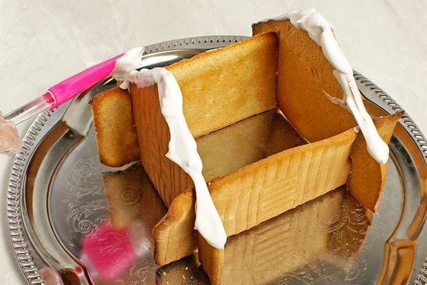 Промазать верхние стороны глазурью.