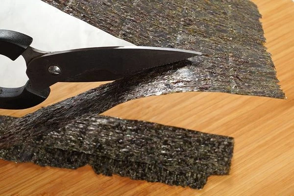 Нори нарезать прямоугольными полосками шириной 2,5-3см, длиной примерно 15см