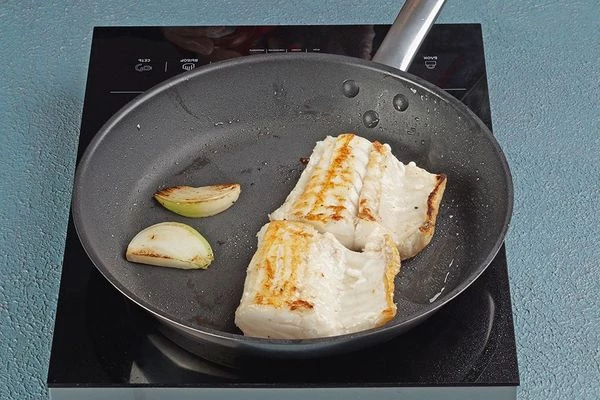 Затем с другой стороны 2-3 минуты. Можно обжарить рядом дольки лука.