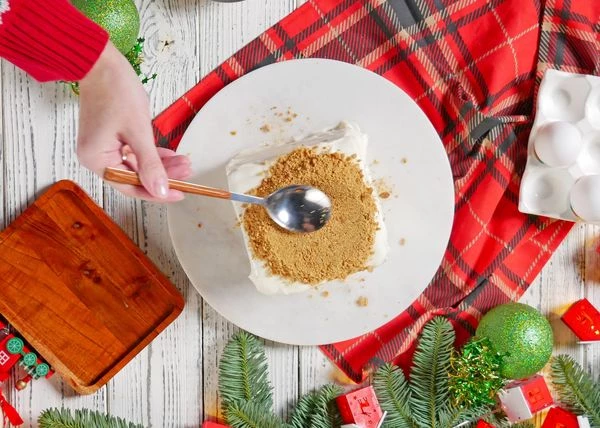 Края торта смазать оставшимся кремом. 16 корж измельчить в блендере. Обсыпать края и верх торта. Торт убрать в холодильник на ночь, для пропитки.