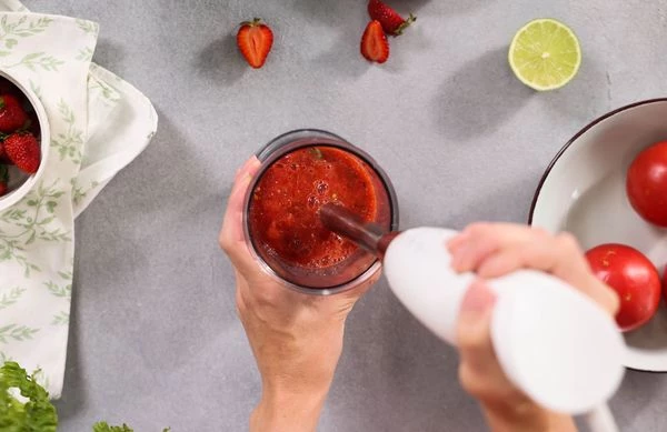 Затем добавить клубнику, соус табаско, сок лайма и базилик, измельчить блендером. 
