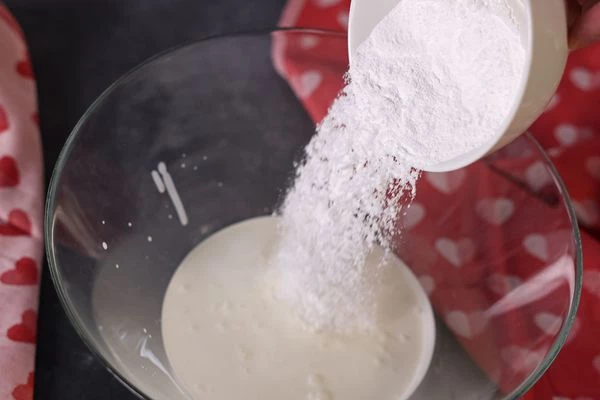 Приготовить крем. Сыр и сливки должны быть охлажденные. Сливки взбить с сахарной пудрой.
