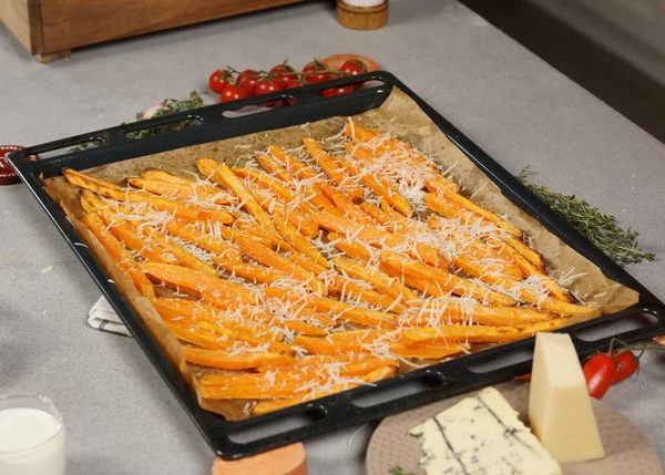 Через 20 минут посыпать батат тертым пармезан и убрать в духовку еще на 7-10 минут. 