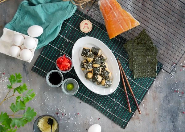 Подавать с имбирем, васаби и соевым соусом. Приятного аппетита!
