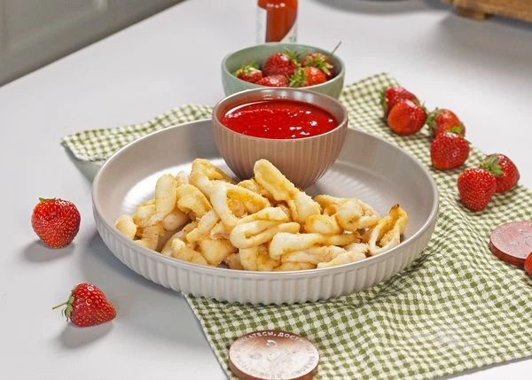 Готовые кальмары переложить в тарелку. Подавать с соусом. Приятного аппетита! 
